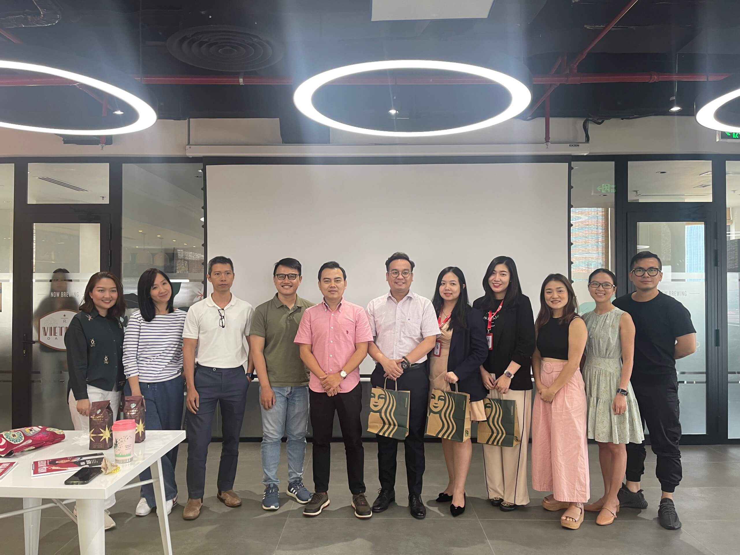 Đội ngũ MBA Talent có dịp chia sẻ cùng đại diện Starbucks Việt Nam về thông tin học bổng Thạc sĩ Kinh doanh MBA Talent khóa 2023.