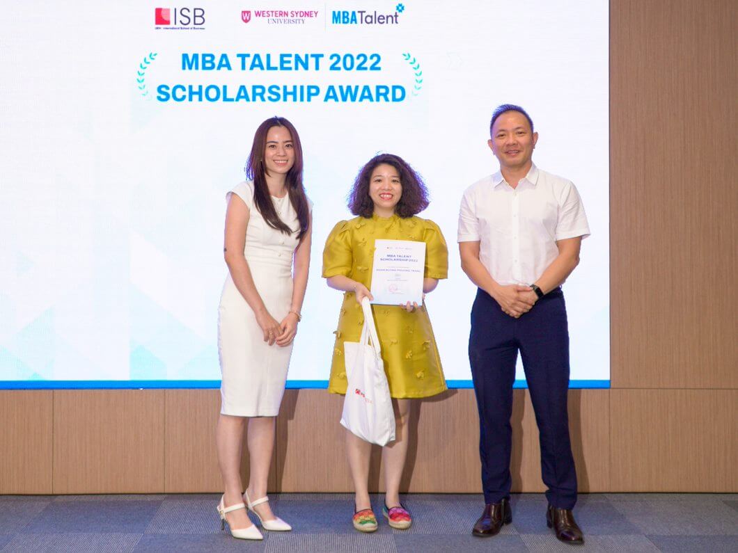 Chị Phạm Huỳnh Phương Trang nhận học bổng Thạc sĩ Kinh doanh MBA Talent khóa 2022.