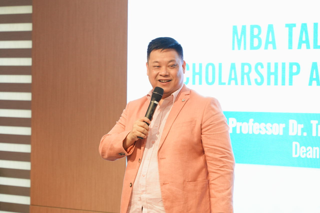 Thầy Trần Hà Minh Quân phát biểu sứ mệnh của MBA Talent tại lễ ký kết.