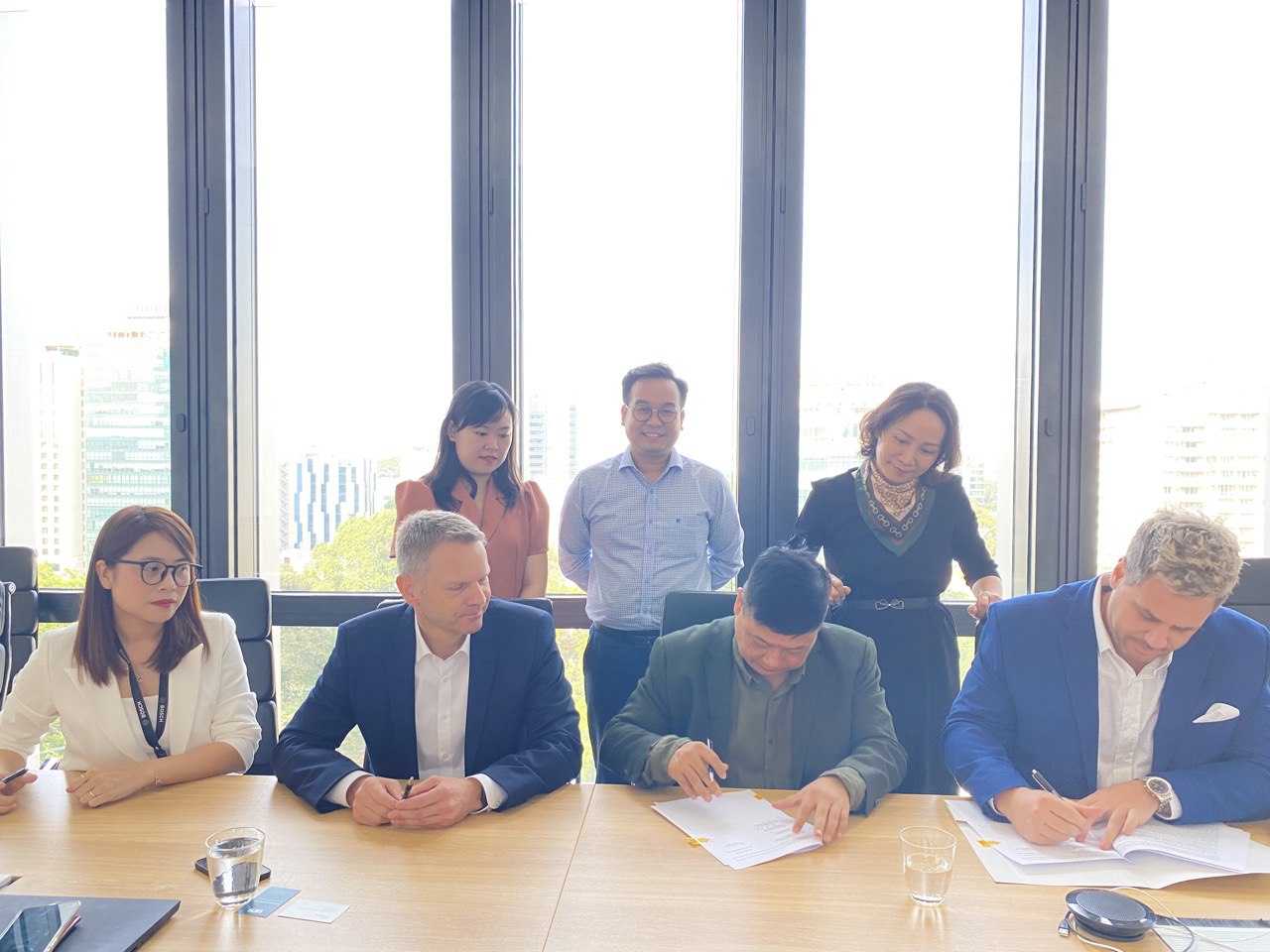 Đại diện Viện ISB và Bosch Việt Nam ký kết MOU.