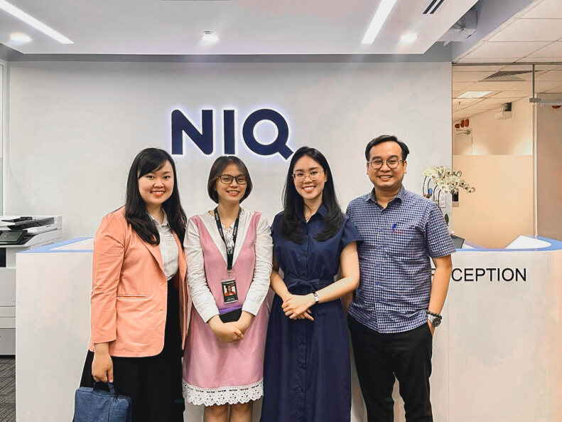 Đại diện Viện ISB và NielsenIQ Việt Nam chụp ảnh lưu niệm sau info session.