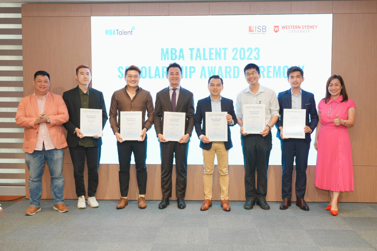 Hình ảnh anh Nguyễn Quang Huy nhận học bổng MBA Talent khóa 2022.