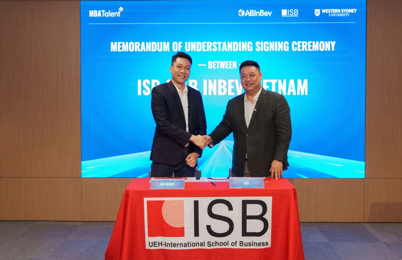 Đại diện Viện ISB và AB InBev Việt Nam ký Biên bản ghi nhớ, đánh dấu sự hợp tác song phương trong lĩnh vực giáo dục (Nguồn: Hình ảnh từ sự kiện).