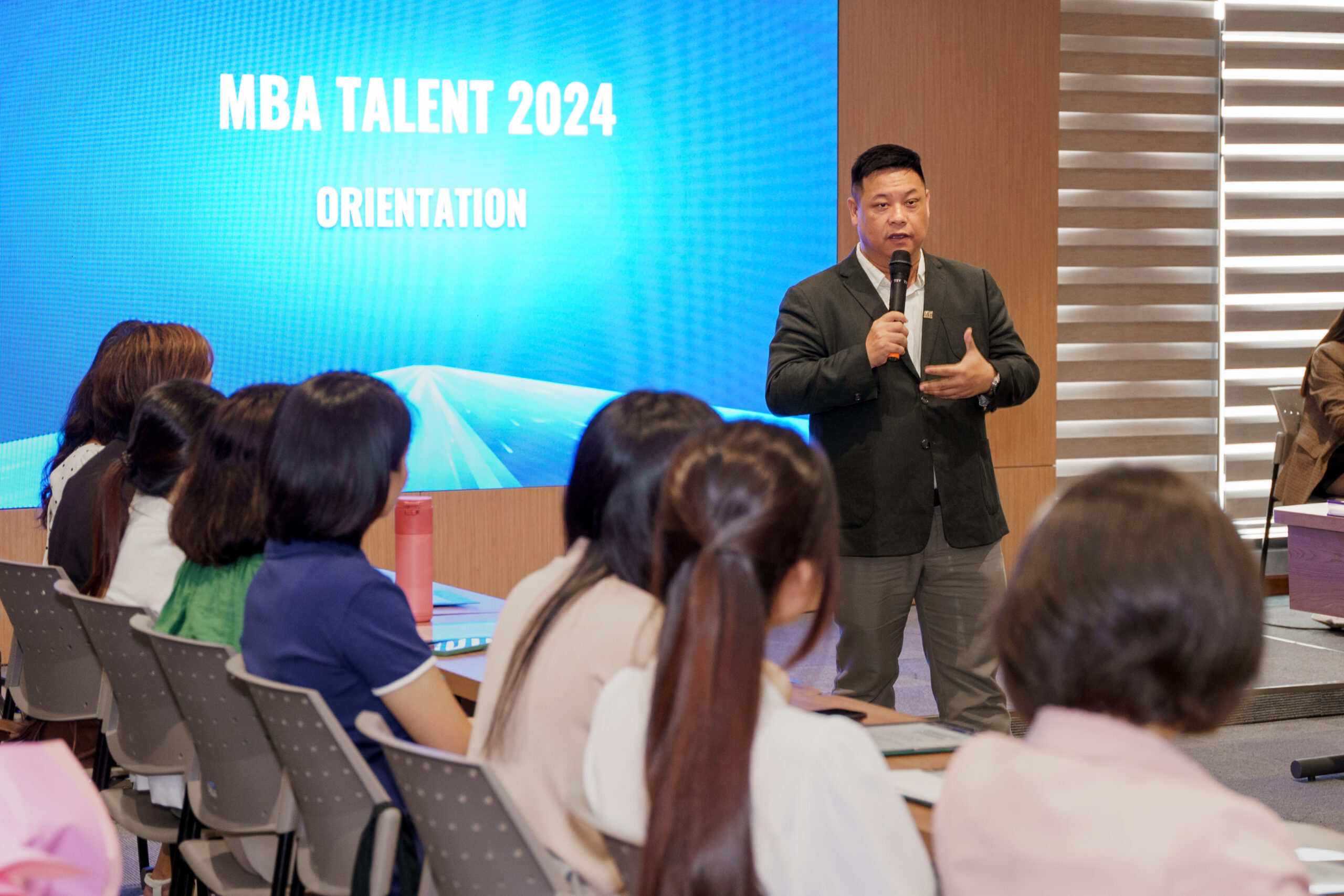 Thầy Trần Hà Minh Quân chia sẻ về sứ mệnh chương trình MBA Talent tại buổi lễ (Nguồn: Hình ảnh từ sự kiện).